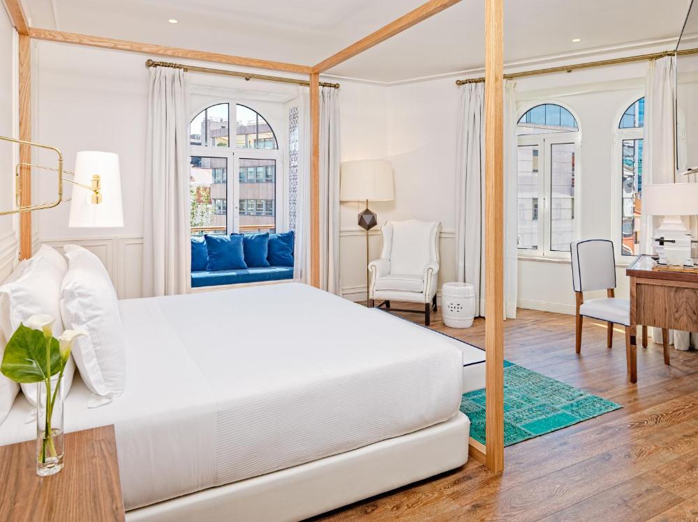 Superior King Room interior